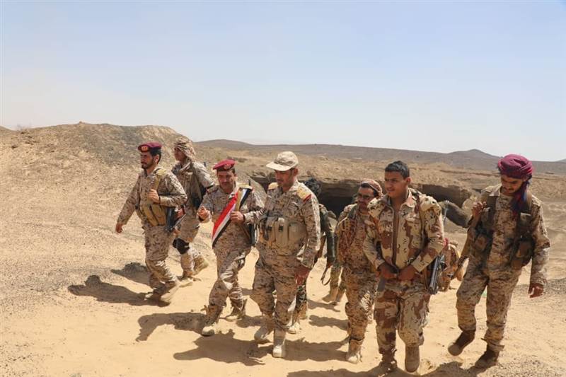 رئيس هيئة الأركان يتفقد أبطال الجيش المرابطين في جبهتي العلم والجدافر