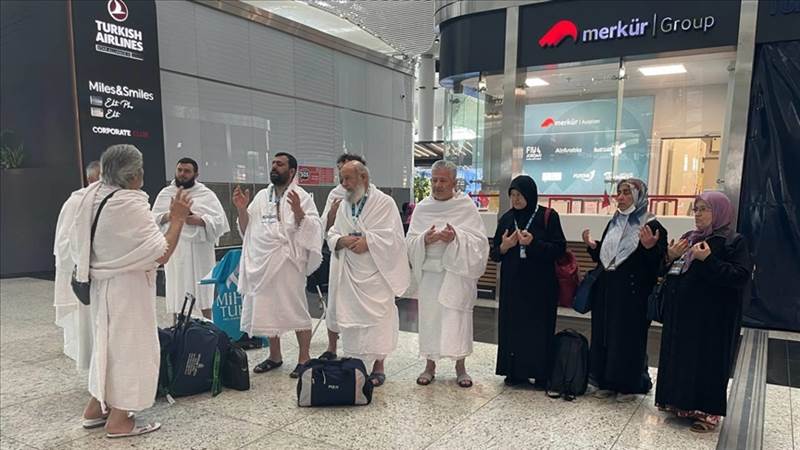 بعد توقف عامين بسبب كورونا.. أول دفعة معتمرين تغادر تركيا إلى الأراضي المقدسة