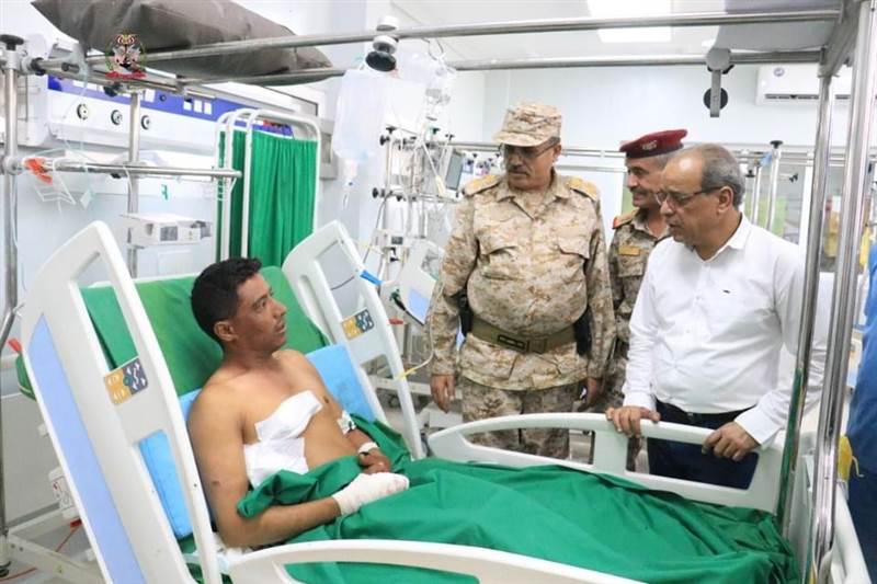 قائد محور تعز العميد المجيدي يتفقد جرحى قصف مليشيات الحوثي بمنطقة الضباب جنوب تعز