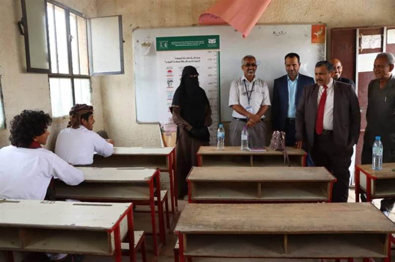 الوكيل الحاشدي ومدير التربية يدشنان اختبارات الثانوية للطلاب النازحين من الجوف