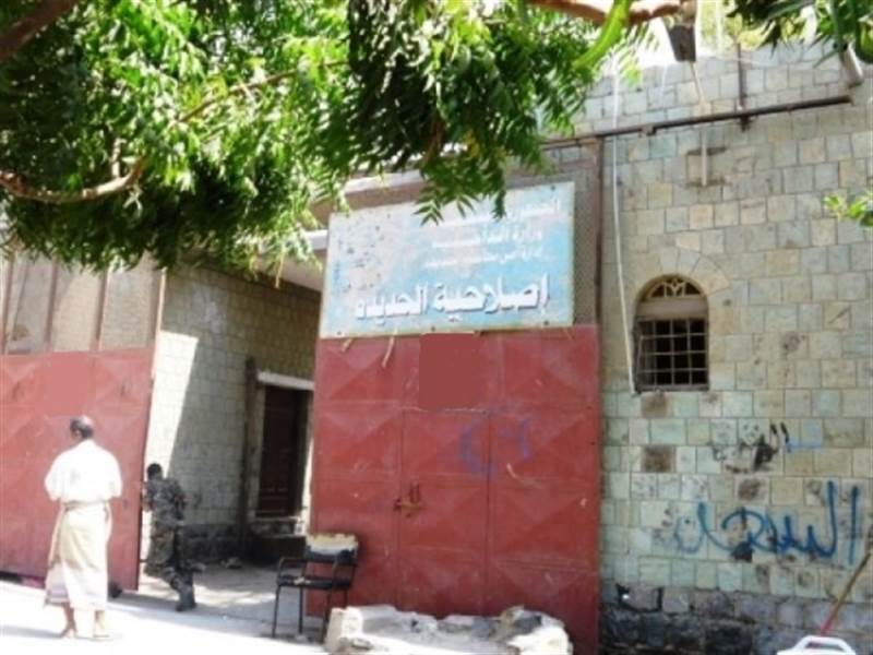 مسلحون يتبعون مشرفاً حوثياً يقتلون نزيلاً بسجن الحديدة