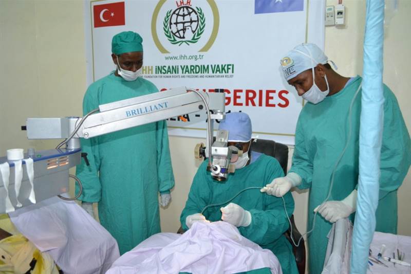 İHH, Yemen’de 121 katarakt hastasını ameliyat ettirdi