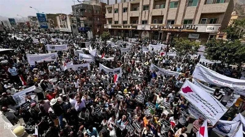 تعز تنتفض في وجه الحصار والألاف من المتظاهرين يجوين شوارع المدينة (صور)