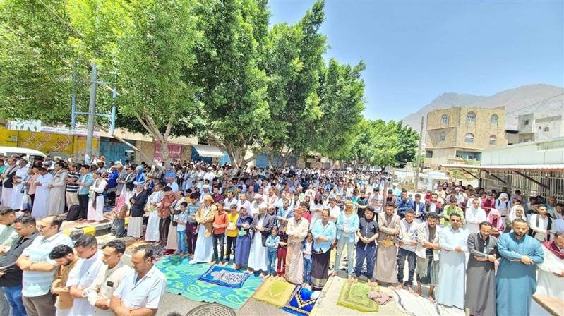 أبناء تعز يؤدون صلاة الجمعة في منافذ المدينة المغلقة من قبل ميليشيا الحوثي