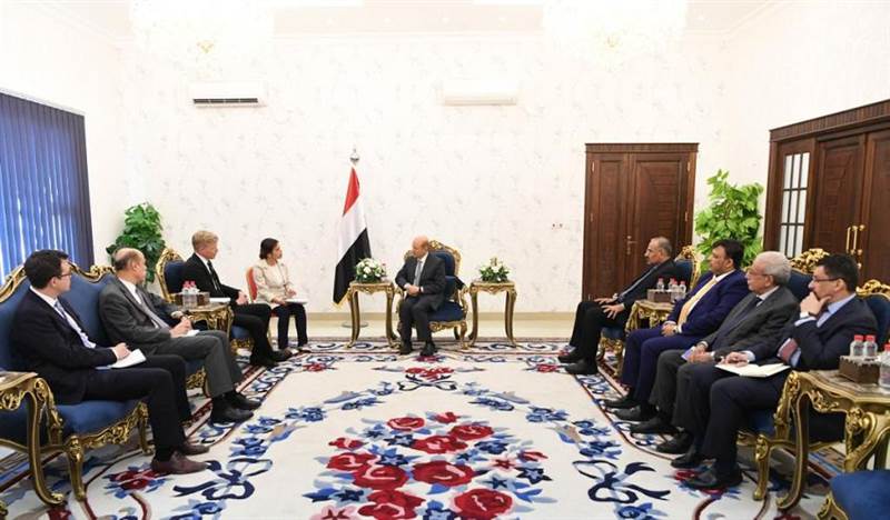 خلال لقائه المبعوث الأممي.. الرئيس العليمي يؤكد عدم المساومة بأي حق من حقوق الشعب