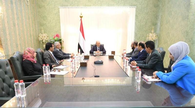 بعد نحو 54 يوما من إعلان نقل السلطة.. رئيس مجلس القيادة يتسلم مسودة القواعد المنظمة لأعمال المجلس وهيئة التشاور والفريقين القانوني والاقتصادي