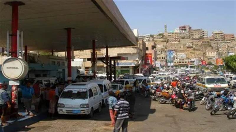 بسبب انقطاع الإمدادات.. محطات الوقود في تعز تغلق أبوابها ومخاوف من عودة السوق السوداء
