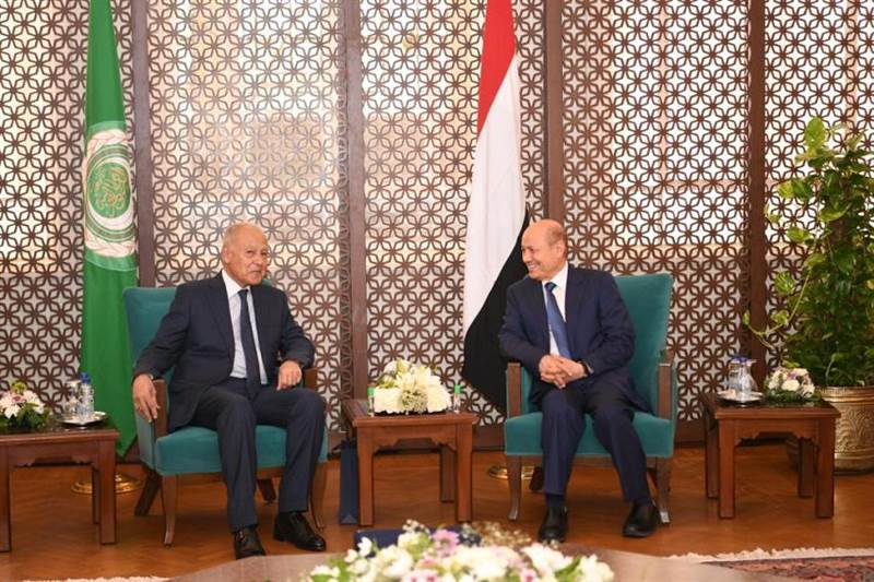 حذر من التخادم بين إيران والمنظمات الإرهابية.. الرئيس رشاد العليمي يدعو الى دور عربي فاعل لمناصرة الشعب اليمني