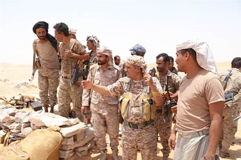 مأرب.. قائد المنطقة العسكرية الثالثة يتفقد قوات الجيش في الخطوط الامامية بجبهة العلم