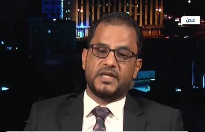 عقب اتهامه لـ"كاك بنك" التلاعب بقيمة العملة الوطنية.. قوات أمنية تعتقل محللا اقتصادياً في العاصمة المؤقتة عدن