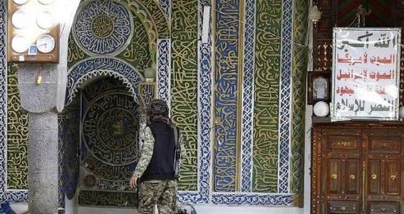 Husi milisleri bir camiye baskın düzenleyerek ibadet edenlere saldırdı