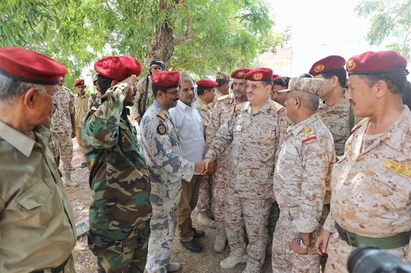 وزير الدفاع يزور الكلية الحربية ويشدد على بناء جيش وطني بعيداً عن الولاءات الضيقة