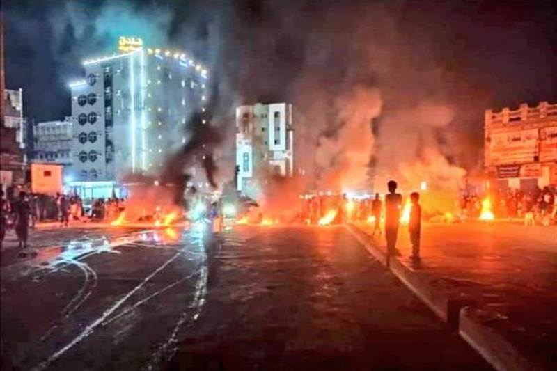 Aden’de kötüleşen yaşam koşulları protestoları üçüncü gününde