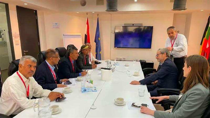 بعد اعلان مغادرة وفدهم صوب الأردن.. الوفد الحكومي يكذّب التصريحات الحوثية حول جولة جديدة في الأردن