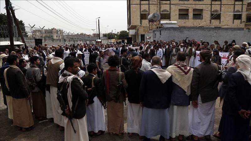 اليمنيون يحتشدون في مظاهرات تطالب بفتح طرقات تعو
