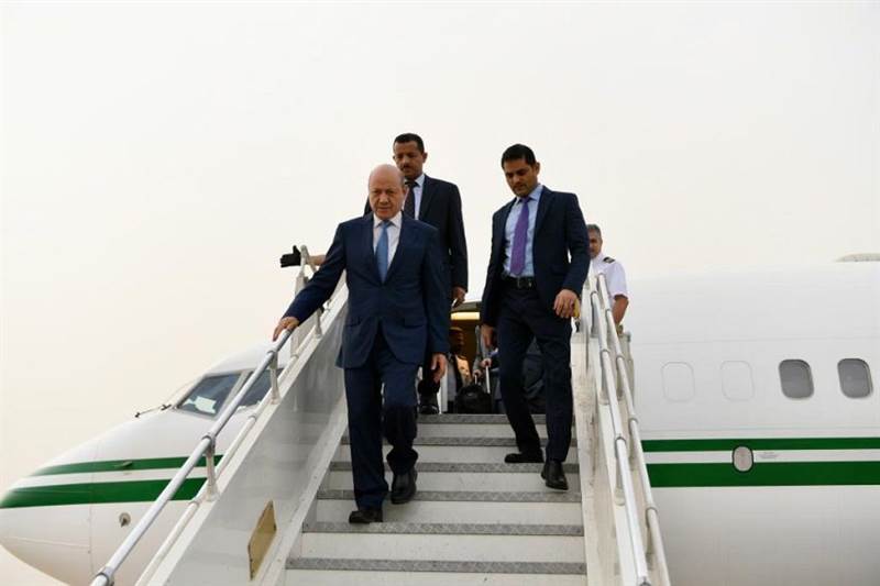 قادما من السعودية.. رئيس مجلس القيادة يعود الى العاصمة المؤقتة عدن