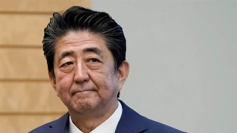 متأثرا بإصابته بطلق ناري.. وفاة رئيس الوزراء الياباني السابق