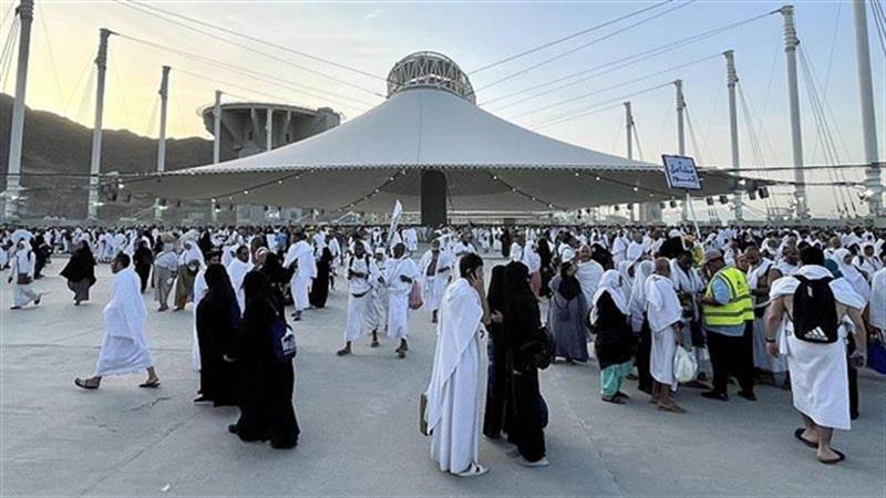 ضيوف الرحمن يرمون "جمرة العقبة" في مشعر منى