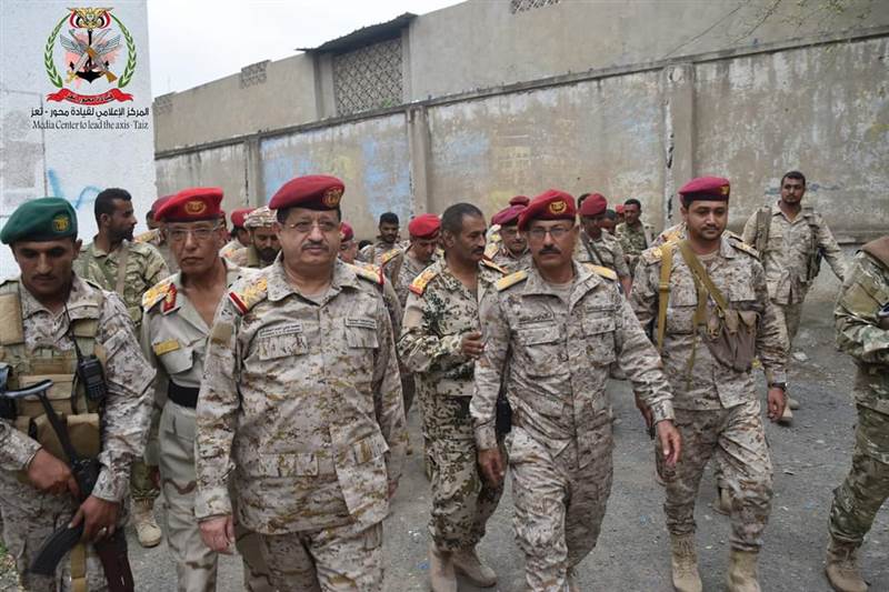 وزير الدفاع يشيد بتضحيات الجيش في تعز ويحث على الجاهزية والتعامل مع الأعمال الإرهابية للملبشيات