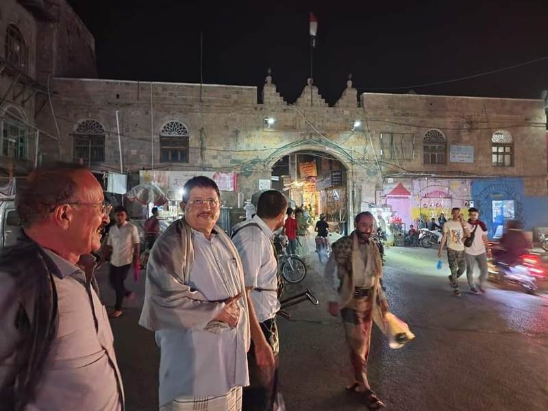 بالزي الشعبي وبمرافق واحد.. وزير الدفاع يقوم بجولة ليلية في شوارع تعز