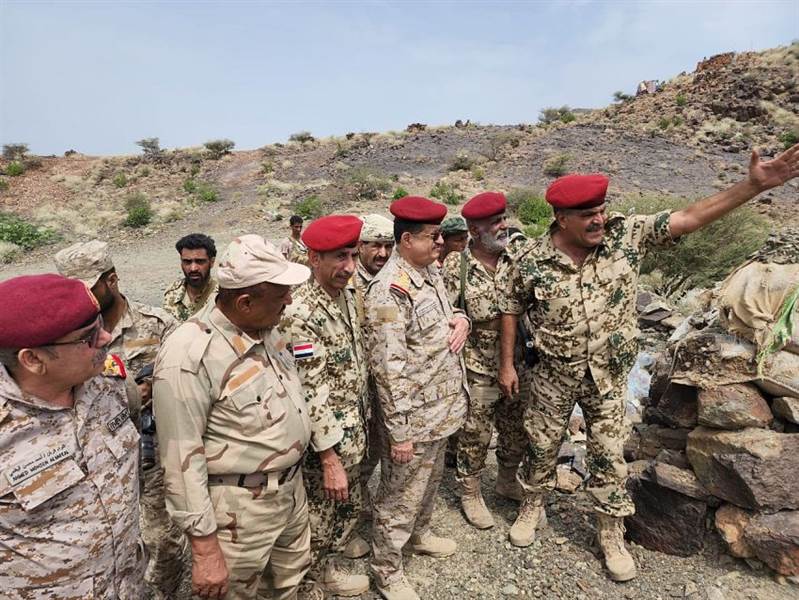 وزير الدفاع يزور جبهات الساحل الغربي بتعز ويشيد بتضحيات القوات المشتركة