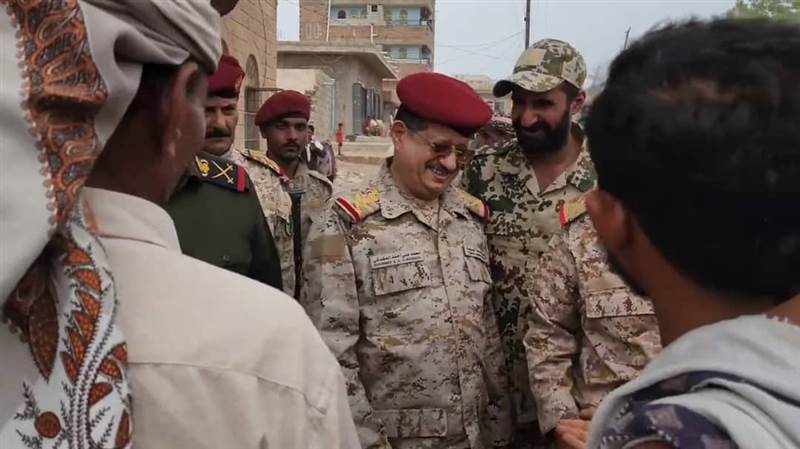 مؤكدا بسط سيادة الدولة.. وزير الدفاع يطّلع على أحوال المواطنين بمديرية حيس بالحديدة