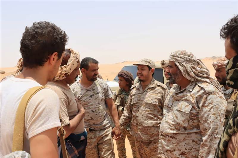 الجوف.. قائد المنطقة العسكرية السادسة يتفقد قوات الجيش في جبهة العلم