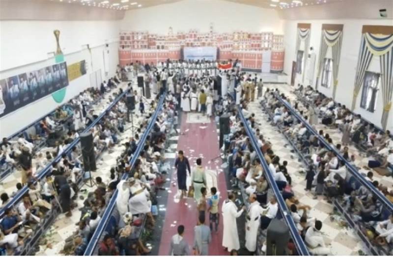 Yemen’in Marib kentinde onlarca asker yapılan toplu düğün töreni ile dünya evine girdi.