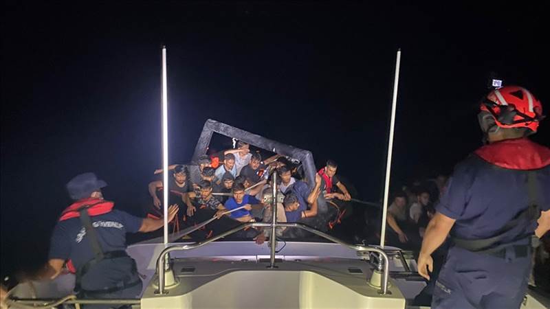 أعادتهم اليونان قسرا.. خفر السواحل التركي ينقذ 33 مهاجرا