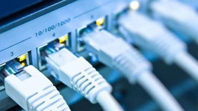 بعد انقطاع دام 48 ساعة.. خدمة الاتصالات والإنترنت الى أبين