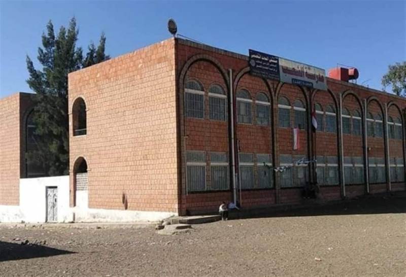 بحماية مسلحين حوثيين.. طفل حوثي يلطم معلم امام زملاءه في محافظة إب