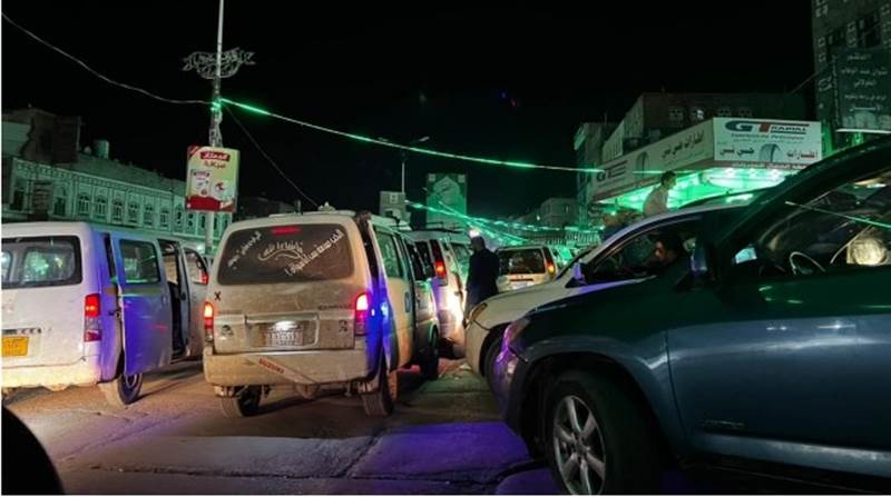 Husilerin kontrolündeki bölgelerdeki benzin istasyonlarının önünde araç kuyruğu