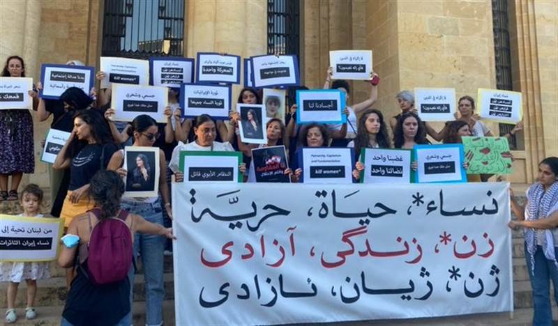 الأمن الإيراني يطلق رصاصا على محتجة صورت التظاهرات