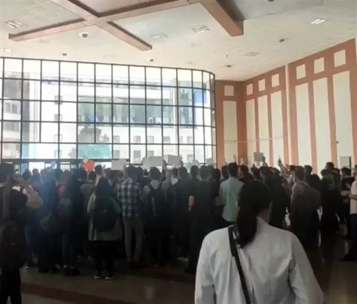 انتفاضة إيران.. السلطات تهدد اسر الطلاب الذين يقودون المظاهرات