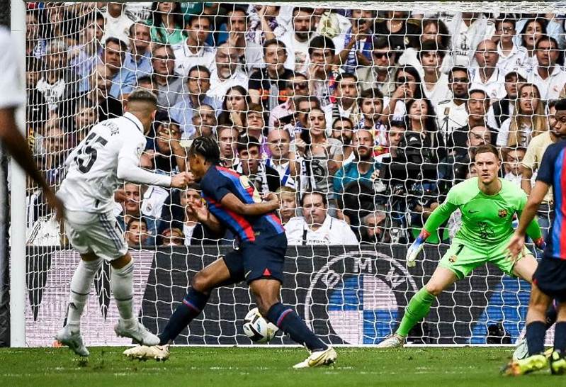 ريال مدريد يحسم الكلاسيكو بثلاثية ويتصدر الليجا