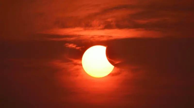 كسوف جزئي للشمس يستغرق 4 ساعات و4 دقائق