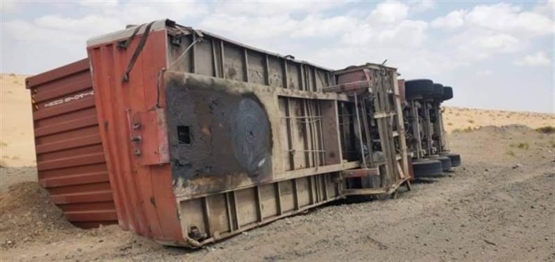 انقلاب شاحنة نقل ثقيل لحظة فرارها من عصابة تقطع في محافظة لحج