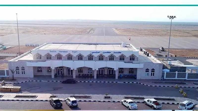 في مسعى منها لحصاره.. مصادر تكشف قيام الامارات بشراء أراضي بجانب مطار سقطرى