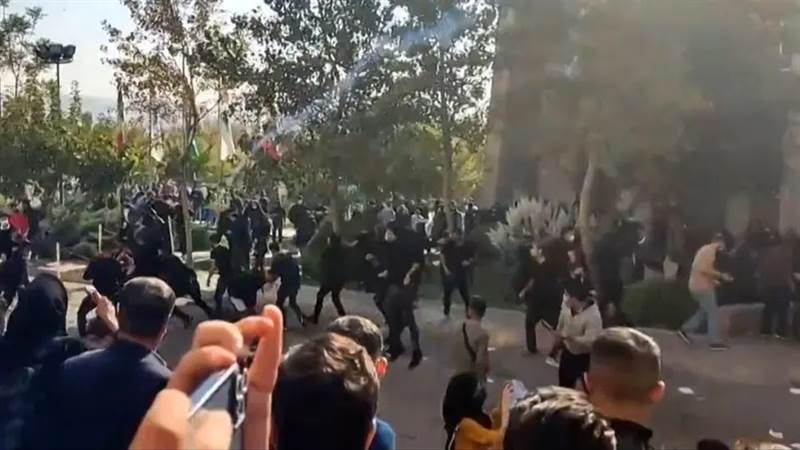 "الموت لخامنئي".. الغضب الشعبي يعم غرب إيران والأمن يطلق الرصاص الحي