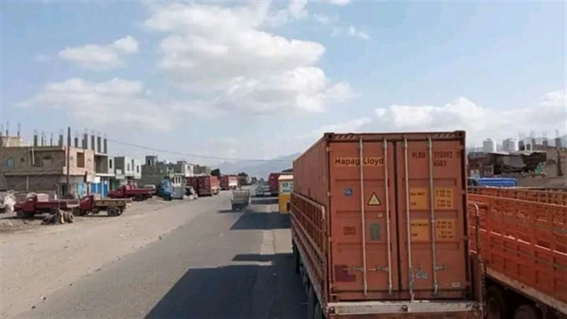 مليشيات الحوثي تواصل احتجاز عشرات القاطرات المحملة بالبضائع في منطقة الراهدة