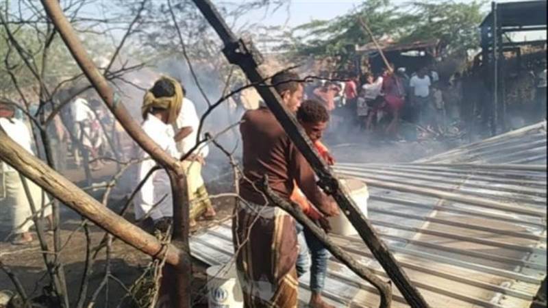الحديدة.. حريق يلتهم عدد من المساكن في مخيم للنازحين بمدينة الخوخة
