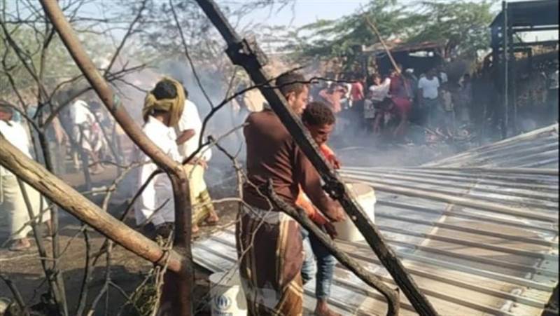 Yemen’de yerinden edilenlerin kampındaki yangın çok sayıda çadırı kül etti