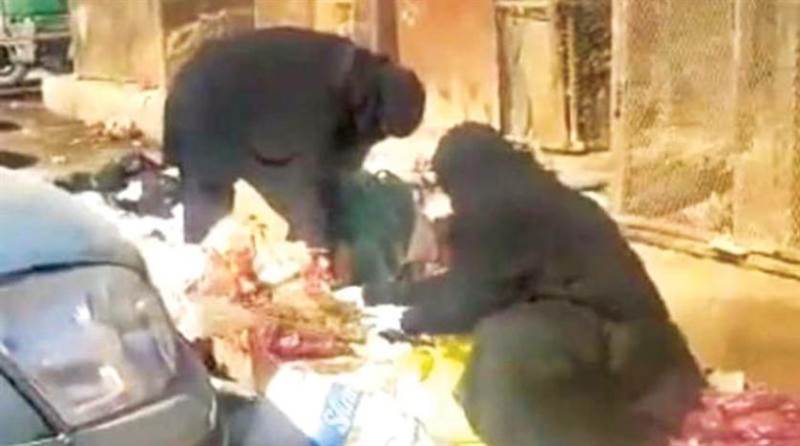 صنعاء.. الجوع يدفع السكان للبحث عن الطعام في أكوام النفايات