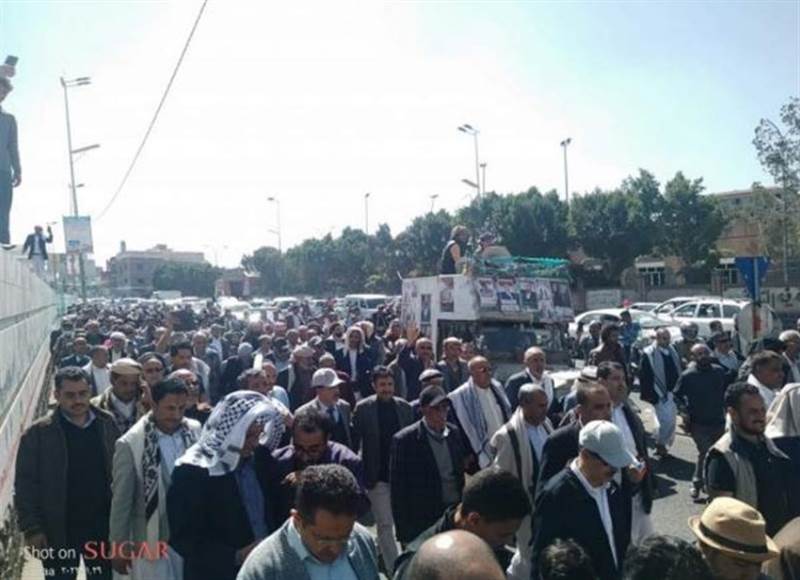 Yemenli ünlü şair binlerce kişinin katıldığı cenaze töreniyle toprağa verildi