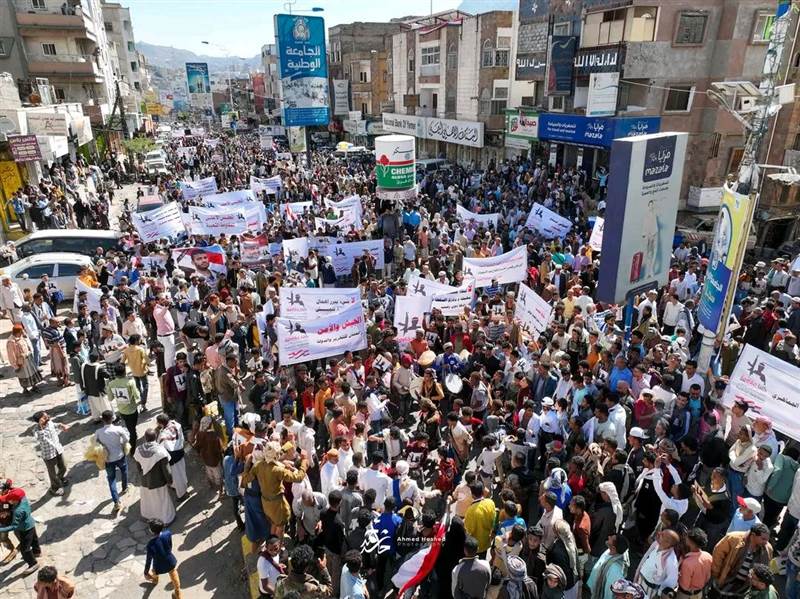 تعز تنتفض من جديد.. مظاهرة حاشدة دعما للجيش وتطالب بتوفير الخدمات