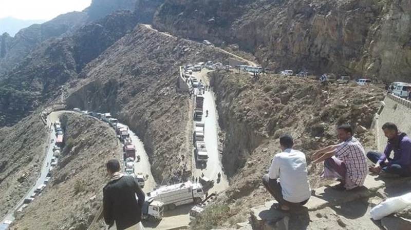 احتجاجاً على إهماله.. محتجون يغلقون طريق هيجة العبد