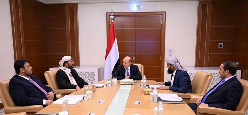 بحث جهود إنهاء الانقلاب.. مجلس القيادة الرئاسي يعقد اجتماعا مغلقا حول تطورات الأوضاع المحلية