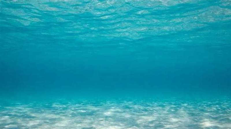 ساهمت في حل مسألة نقص المياه.. باحثون يبتكرون نظاما يتيح تحويل بخار المحيطات إلى مياه شرب