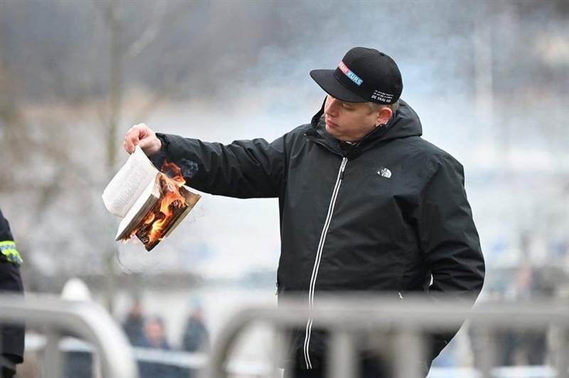 غضب عربي واسلامي واسع من سماح السويد للمتطرف بالودان بحرق القران الكريم