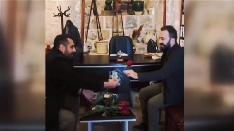 تركيا.. مواطنين اتراك يردّون على حرق القران الكريم بتوزيع الزهور على الكنائس